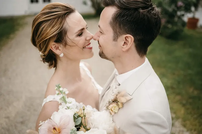 Brautpaar ganz nah beieinander am Hochzeitstag