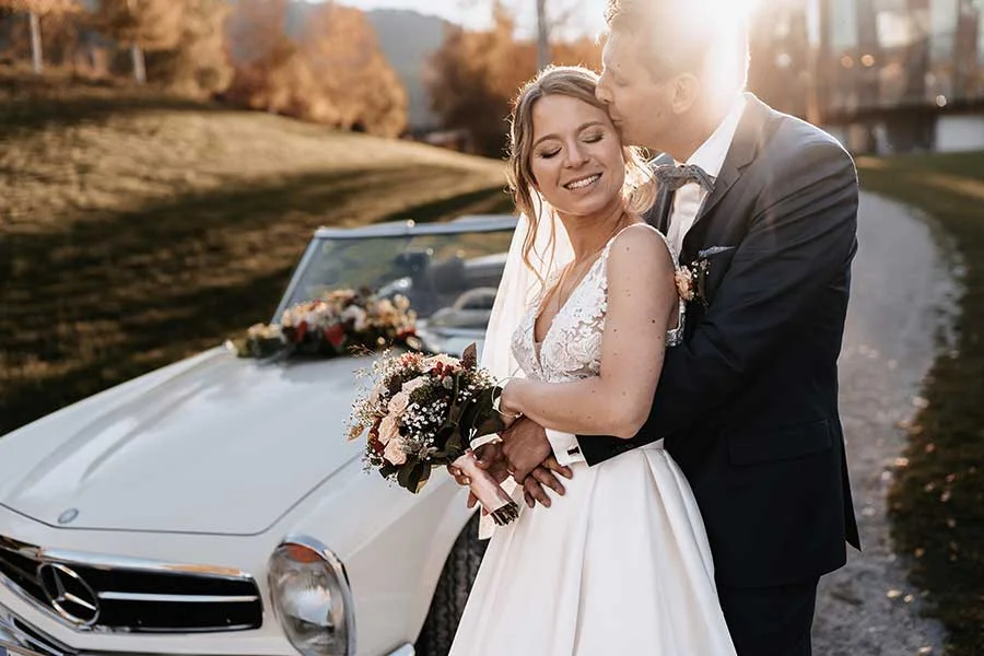 Brautpaar mit Oldtimer am Hochzeitstag