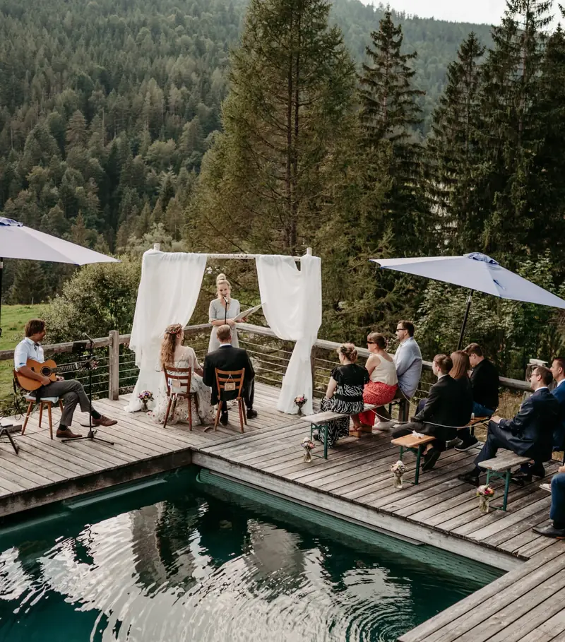 Freie Trauung auf einer Holzterrasse in den Bergen bei Garmisch-Partenkirchen