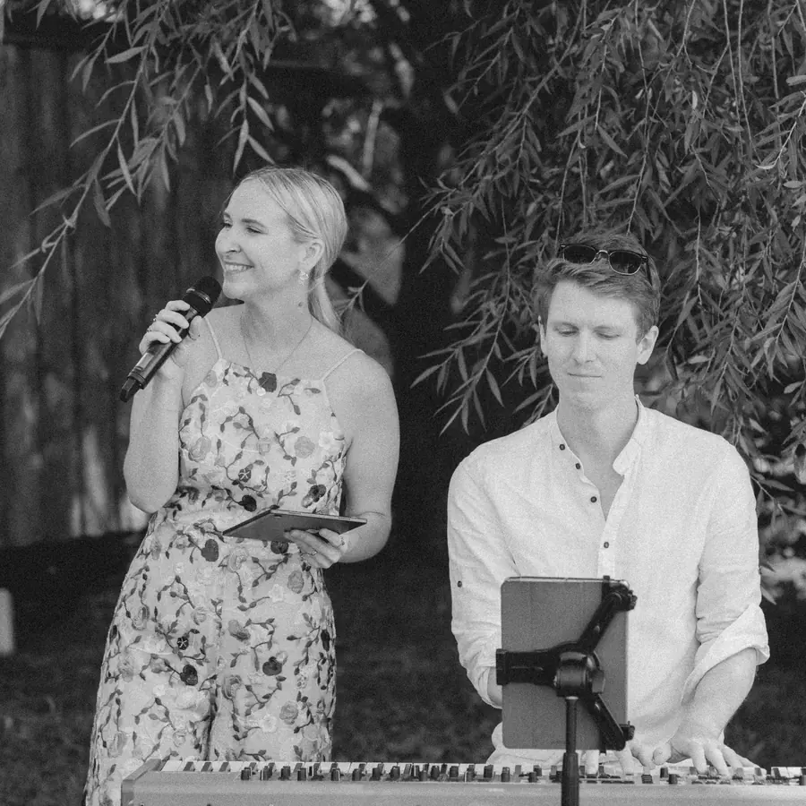 Ola singt bei einer freien Trauung am See, begleitet von einem Pianisten