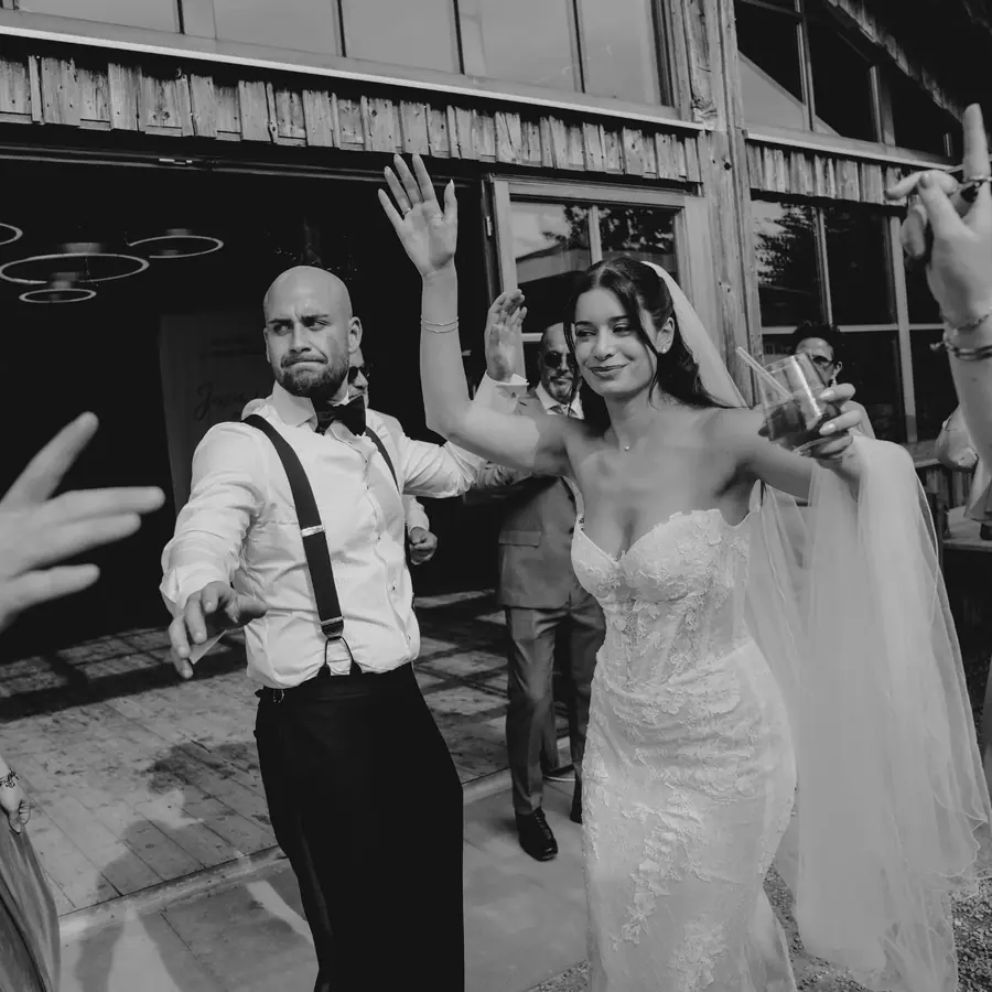 Brautpaar tanzt und feiert ausgelassen zur Musik auf der Hochzeit