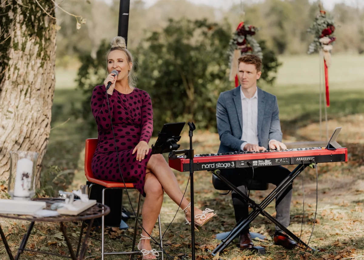 Ola mit musikalischer Begleitung am Keyboard