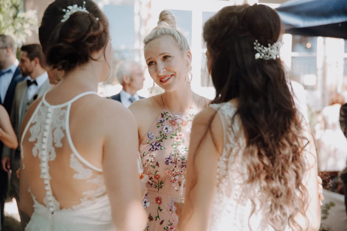 Ola mit einem Brautpaar bei einer gleichgeschlechtlichen Hochzeit