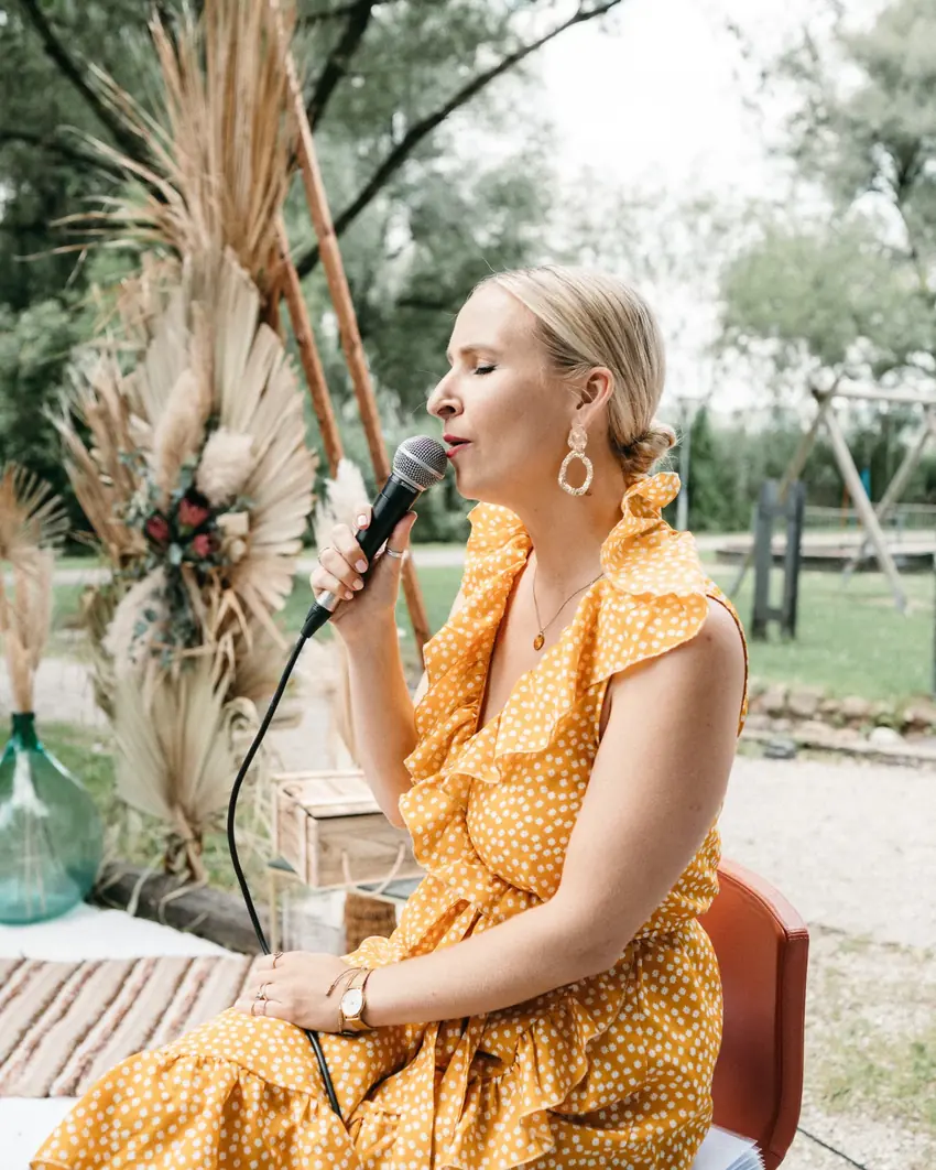 Hochzeitssängerin Ola Stovall singt bei einer freien Trauung im Freien