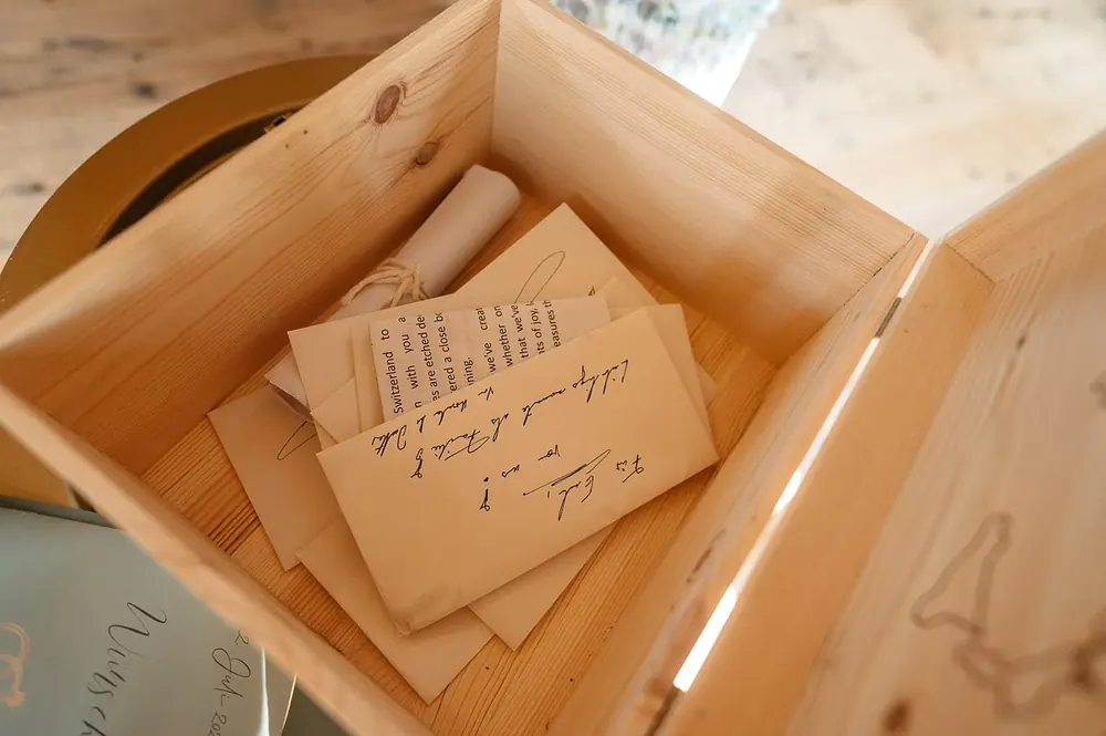 Handgeschriebene Briefe in einer Holzkiste als Ritual bei der freien Trauung