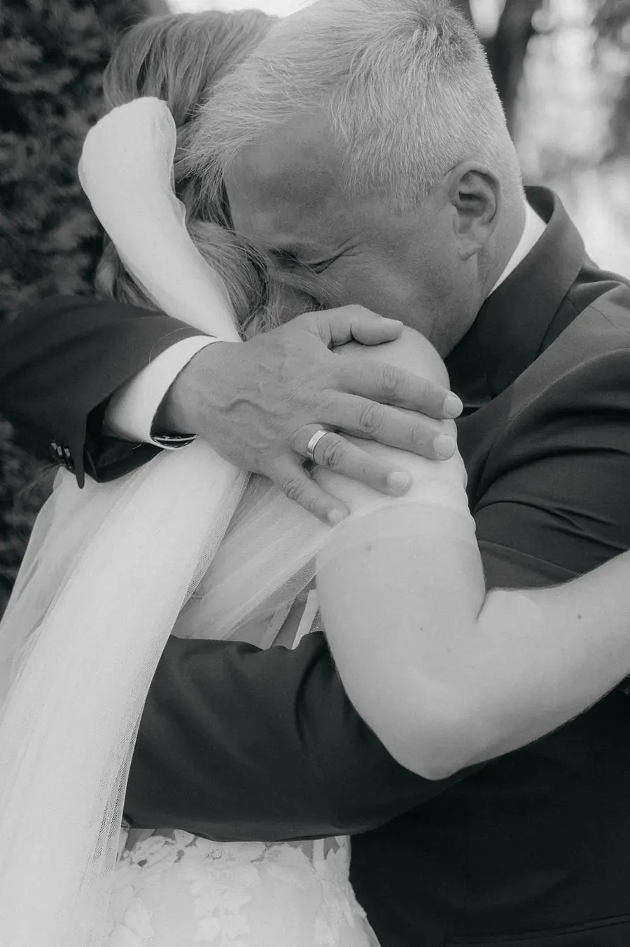 Gerührter Vater umarmt die Braut bei einer freien Trauung